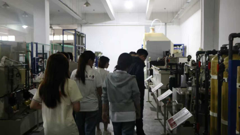 華東交通大學(xué)一行參訪依斯倍工業(yè)廢水處理中試平臺(tái)，校企攜手智啟創(chuàng)新新征程 (2)